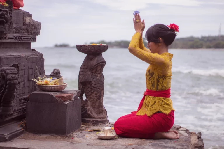 Women pray on the beach Bali, Indonesia | Designed by Pixabay.com